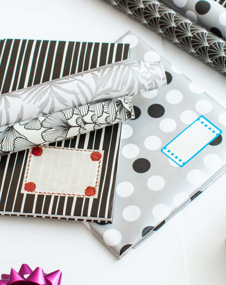 Wrapping paper Black and white stripes without plastic