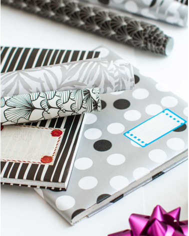 Wrapping paper Black and white stripes without plastic