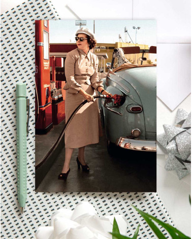 Avanti America Card Woman Pumping Gas - Retro postcards - Agapics