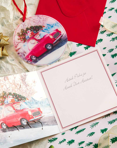 Moving Christmas Card Santa in a car with tree decoration - Agapics