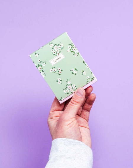 Märkmik A7 Valged lilled mini jooneline