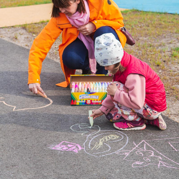 Suve tervitamine lasteaias Crayola ja õhupallidega